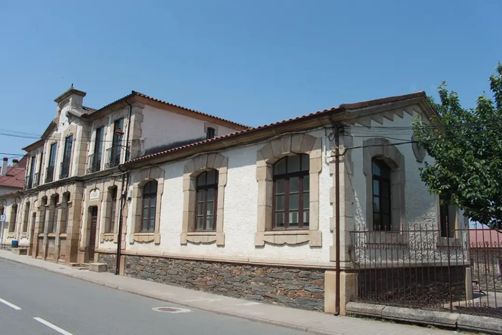 Antiguas Escuelas de Alcañices - Iberlobo on Bike