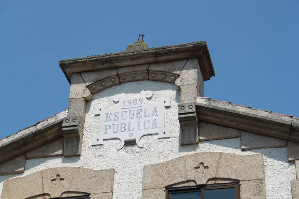 Antiguas Escuelas de Alcañices - Iberlobo on Bike