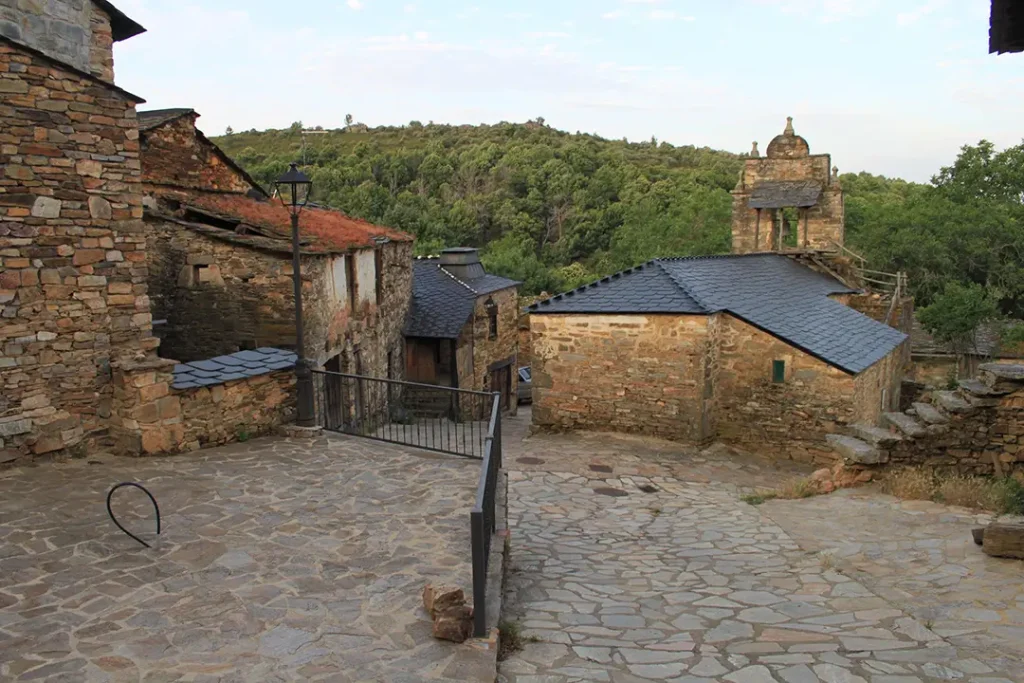 Arquitectura popular de Santa Cruz de los Cuérragos - Iberlobo on Bike