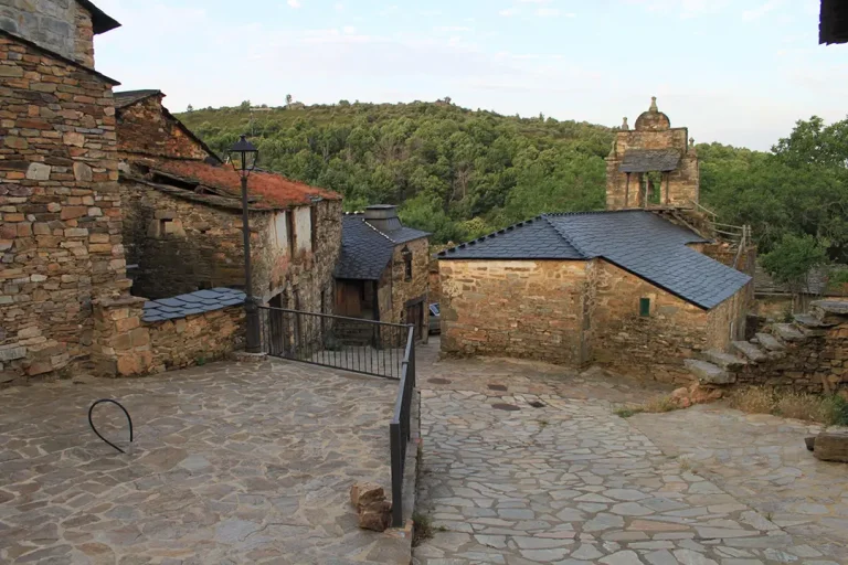 Arquitectura popular de Santa Cruz de los Cuérragos - Iberlobo on Bike