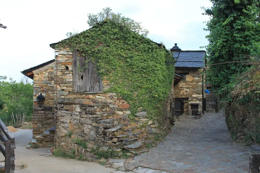 Arquitectura popular de Santa Cruz de los Cuérragos - Iberlobo on Bike