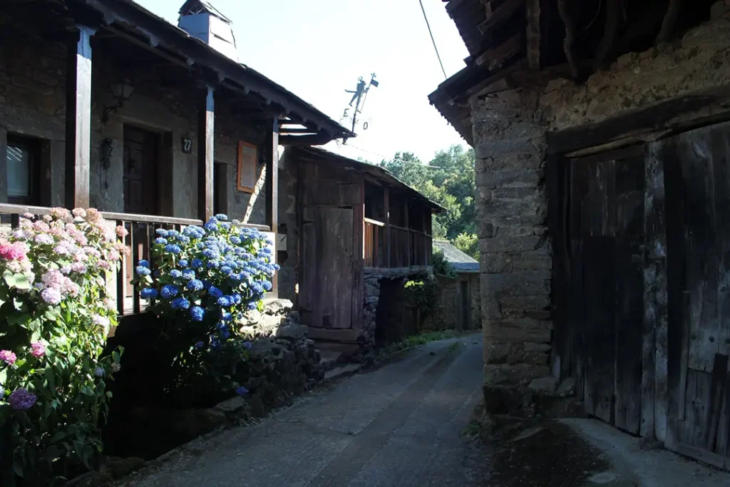 Arquitectura popular de Trefacio - Iberlobo on Bike