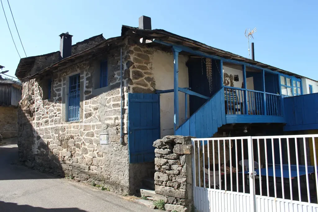 Arquitectura popular de Trefacio - Iberlobo on Bike