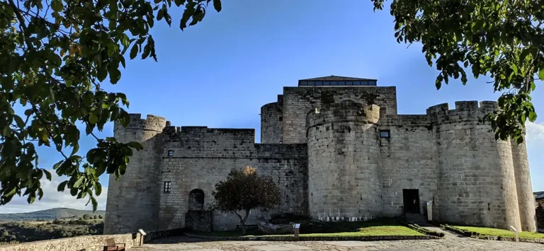 Castillo de los Condes de Benavente (Puebla de Sanabria) - Iberlobo on Bike