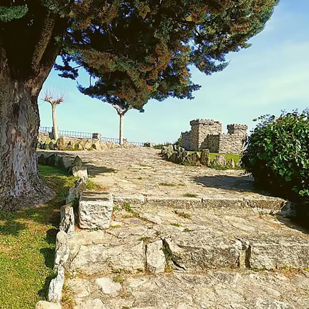Castillo de Doña Urraca (Fermoselle) - Iberlobo on Bike