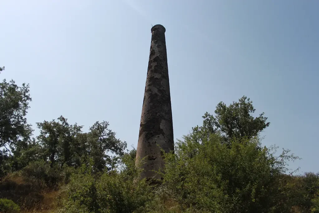 Chimenea de la Mina de Estaño (Arcillera) - Iberlobo on Bike