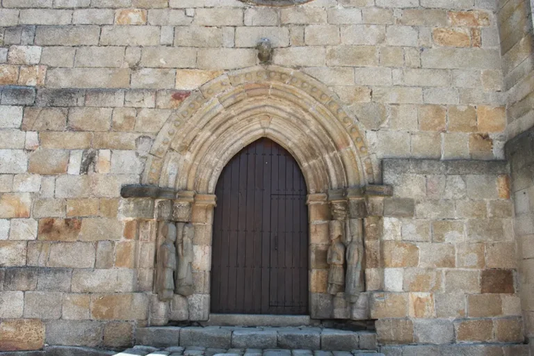 Iglesia de Santa María de Azogue (Puebla de Sanabria) - Iberlobo on Bike