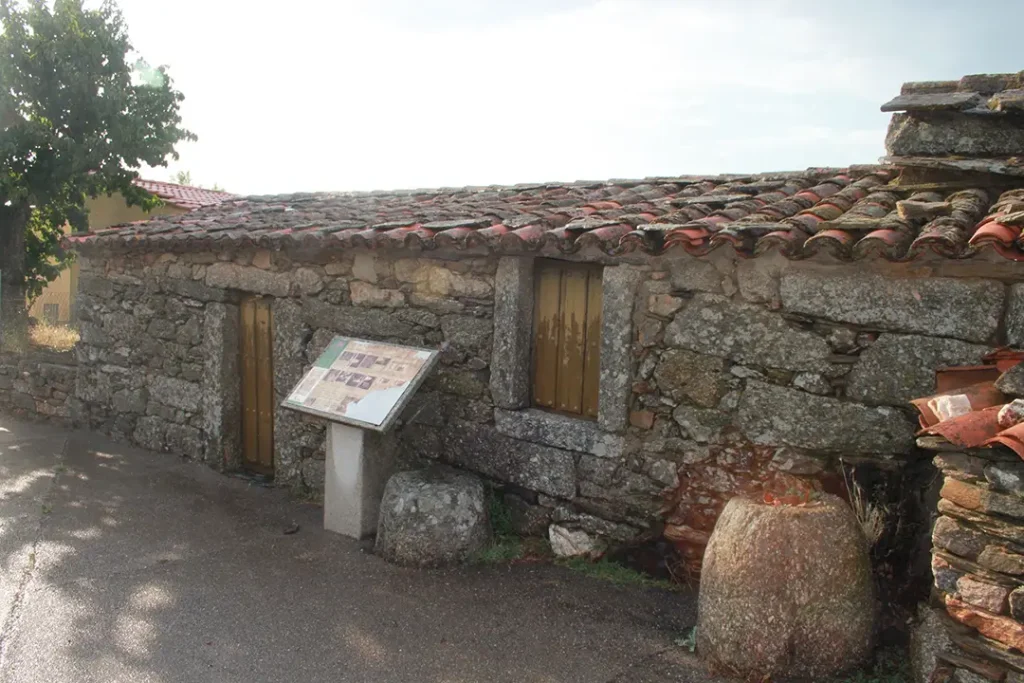Lagar de las Escavadas de Pepe la Perdiz (Villadepera) - Iberlobo on Bike