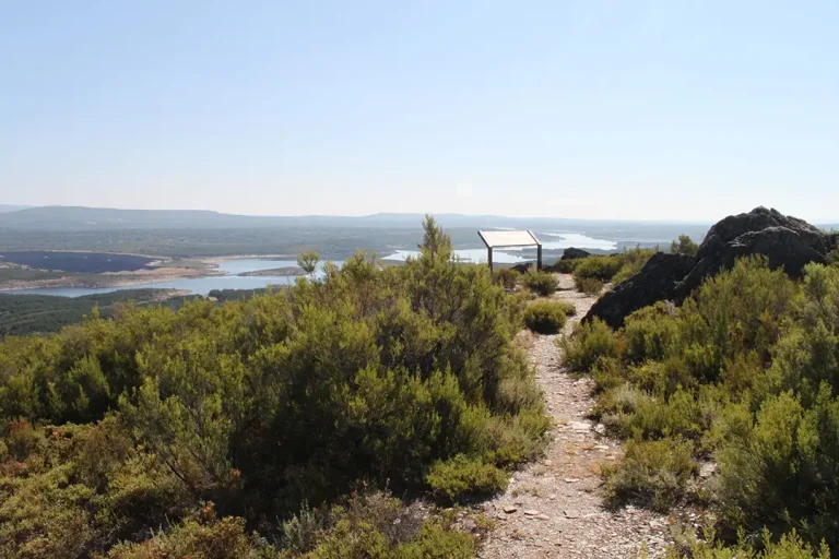 Mirador Punto de Observación de Fauna Cabezallombo (Robledo) - Iberlobo on Bike