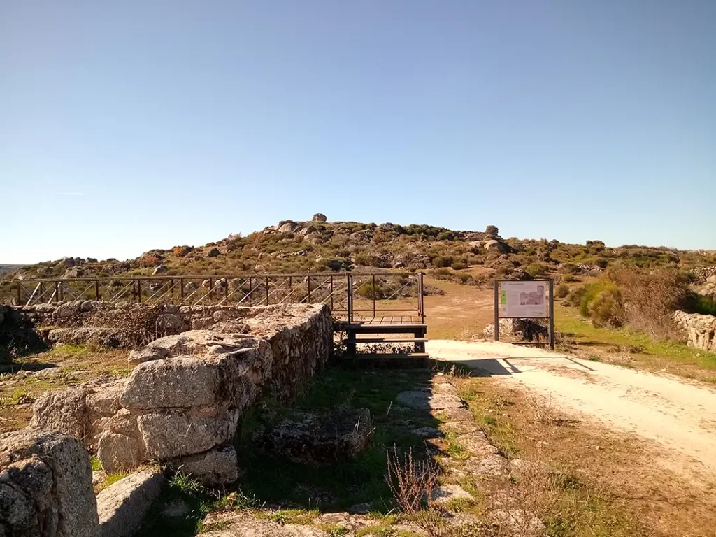 Mirador y castro de Peñarredonda (Villardiegua de la Ribera) - Iberlobo on Bike