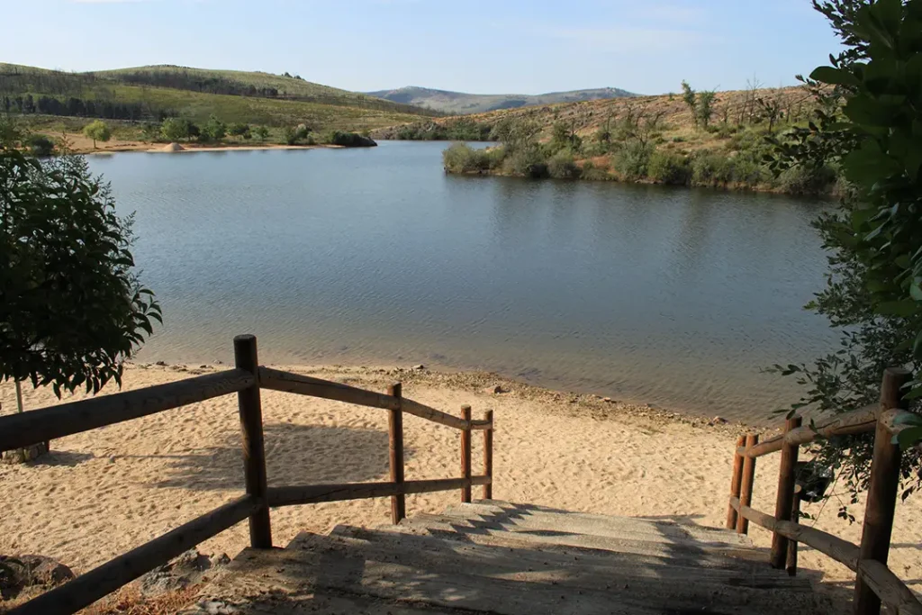 Playa Fluvial de Cionaol (Embalse de Valparaíso, Cional) - Iberlobo on Bike