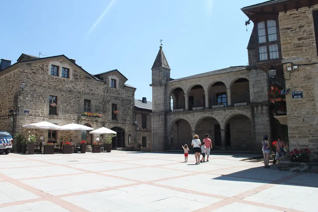 Plaza Mayor de Puebla de Sanabria - Iberlobo on Bike