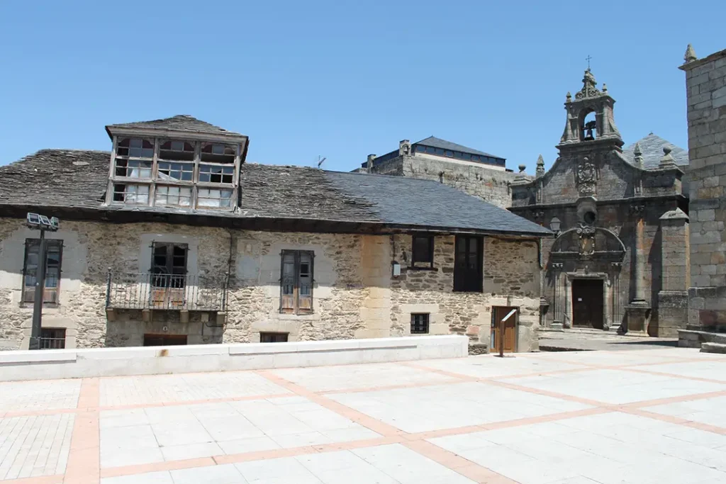 Plaza Mayor de Puebla de Sanabria - Iberlobo on Bike