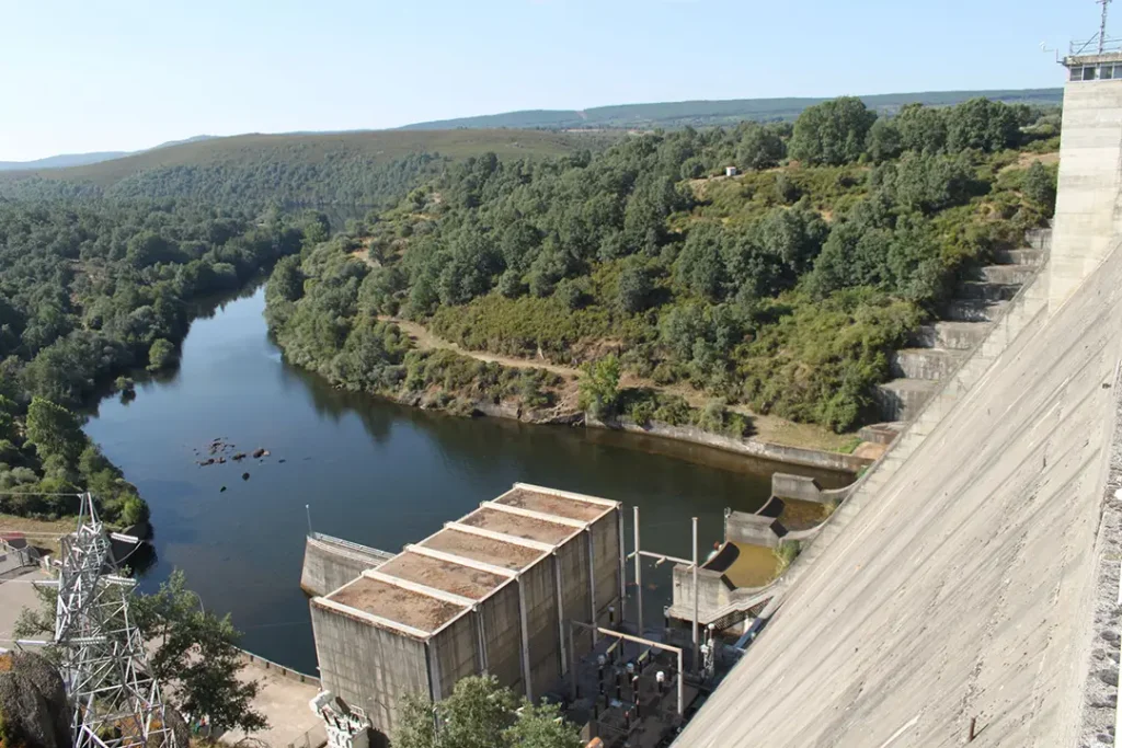 Presa de Cernadilla (Asturianos) - Iberlobo on Bike