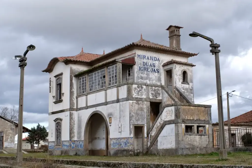 Antigua Estación de Ferrocarril de Duas Igrejas - Miranda - Iberlobo on Bike