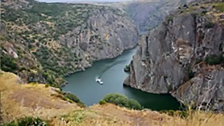Barco Panorâmico Turístico em Arribes del Duero (Miranda do Douro) - Iberlobo on Bike