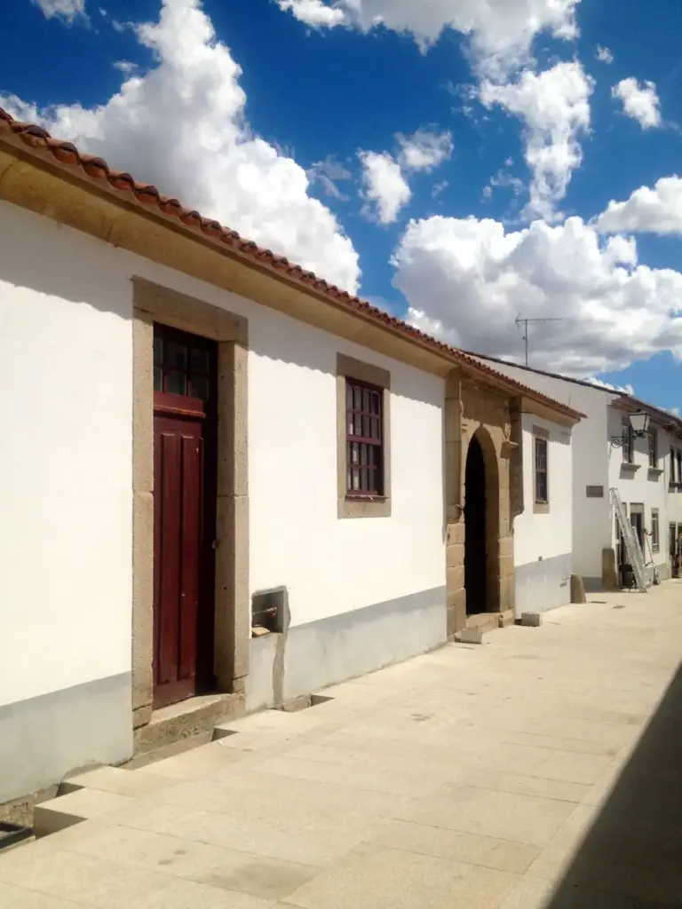 Casa de la Cultura Mirandesa / Antigua Aduana (Miranda do Douro) - Iberlobo on Bike
