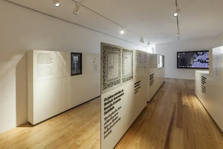 Centro de Interpretación de la Cultura Sefardita del Nordeste Transmontano (Bragança) - Iberlobo on Bike