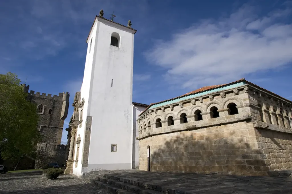 Domus Municipalis (Ayuntamiento Bragança) - Iberlobo on Bike