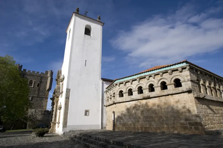 Domus Municipalis (Ayuntamiento Bragança) - Iberlobo on Bike