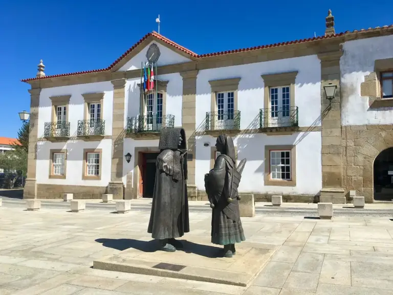 Edificio del Ayuntamiento (Paços do Concelho) Miranda do Douro - Iberlobo on Bike
