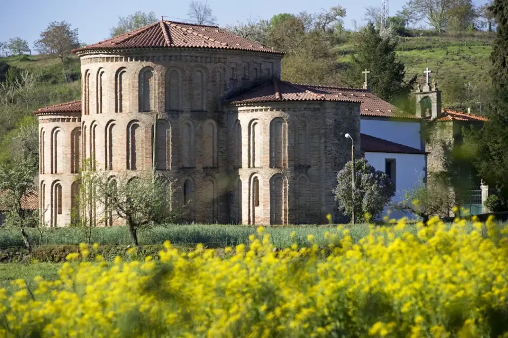 Monasterio de Castro de Avelãs (Bragança) - Iberlobo on Bike