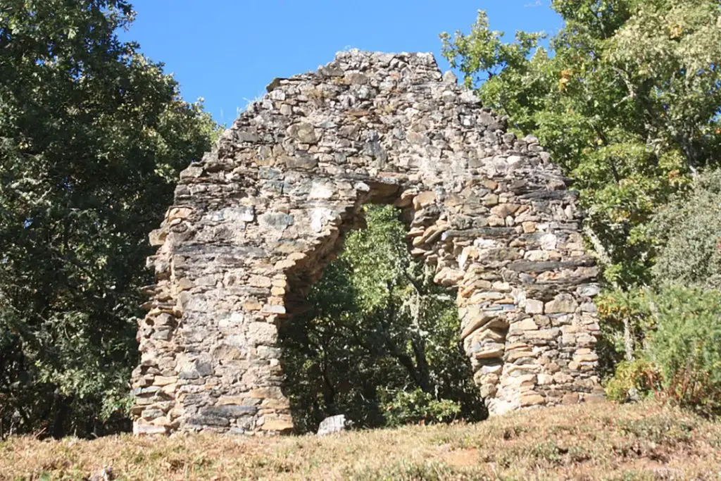 Ruinas de la Capilha de A Senhora da Hera (Cova de Lua) - Iberlobo on Bike
