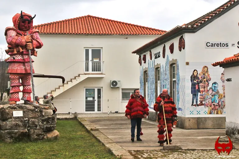 Antigua Estación Ferroviaria de Salsas (Actual Casa de los Caretos de Salsas) - Iberlobo on Bike